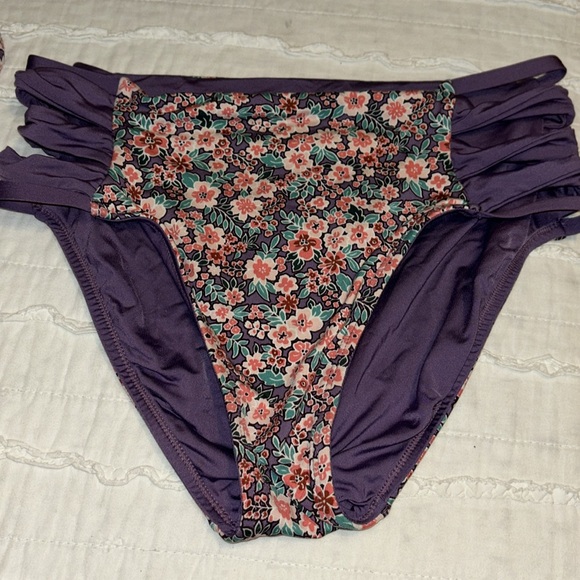 Bathing suits - Picture 7 of 7